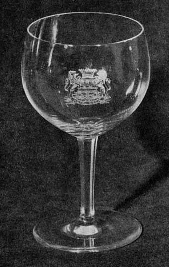 ben-och-fot-glas med Hotel Cecils logotyp