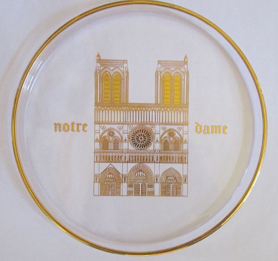 tallrik föreställande Notre Dame-katedralen i Paris