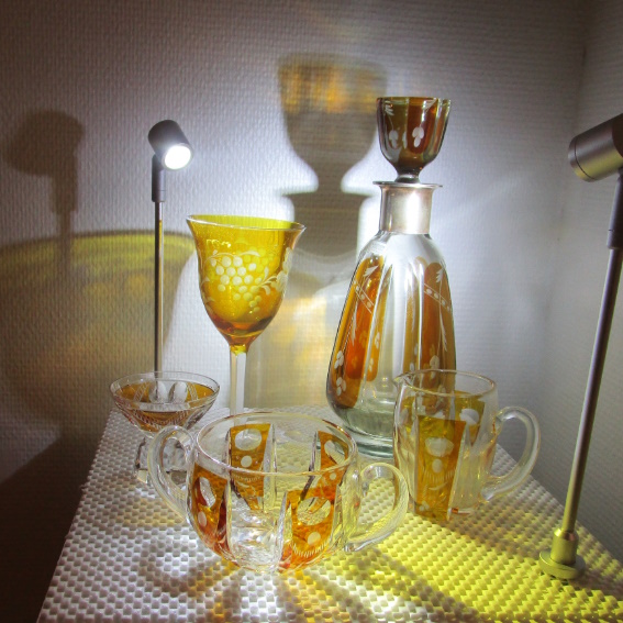 gul-betsade föremål ur museets samlingar: karaff, två glas, sockersats